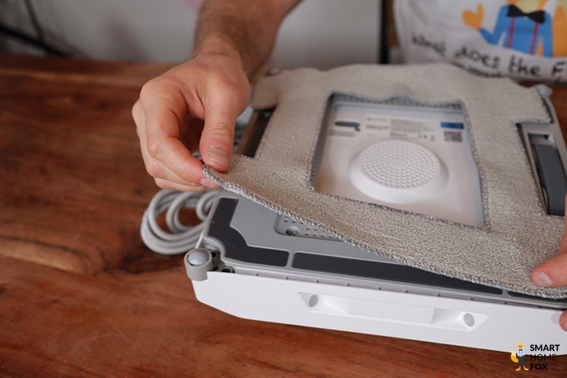 Das Wischpad wird an der Unterseite des Ecovacs WINBOT W1 PRO angebracht